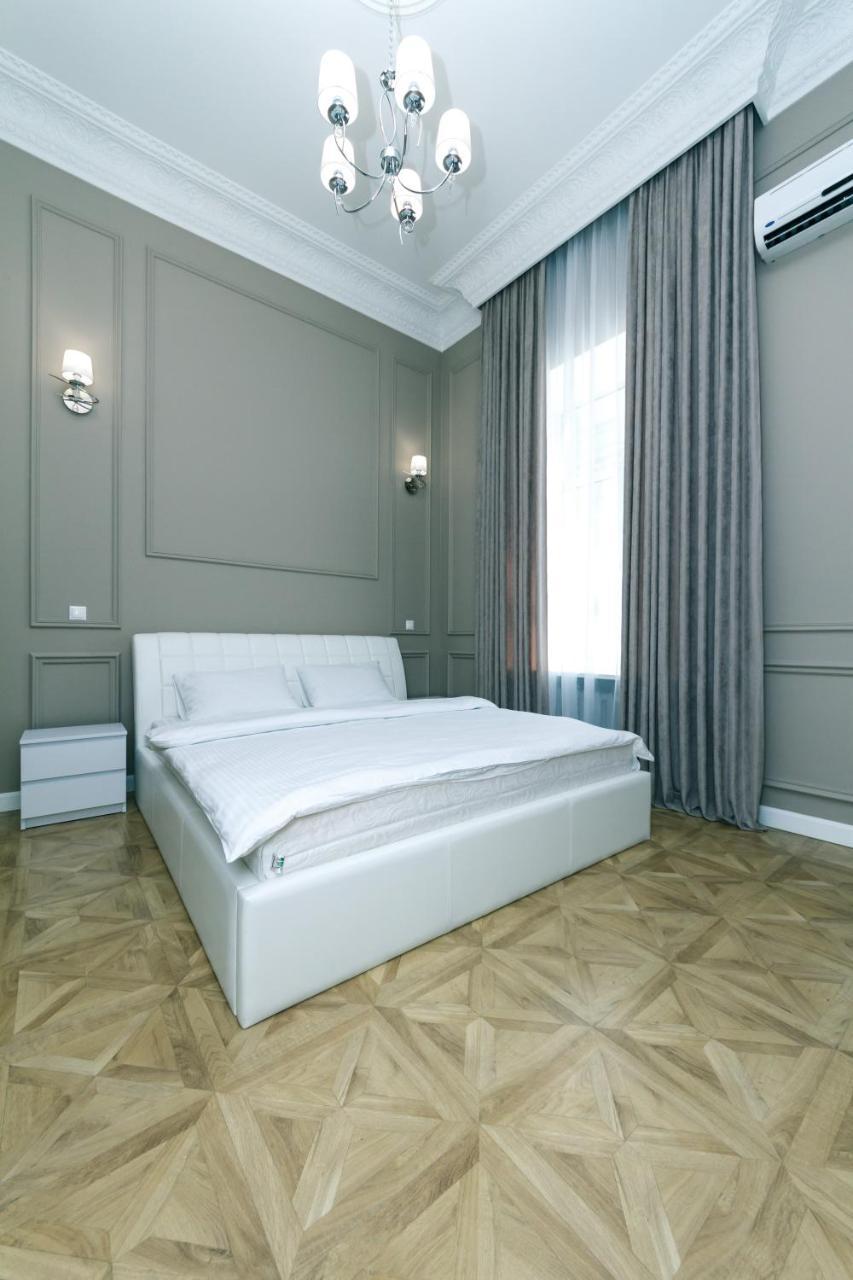 Vip Near Kreschatyk, 31а Pushkinska Street Апартаменты *